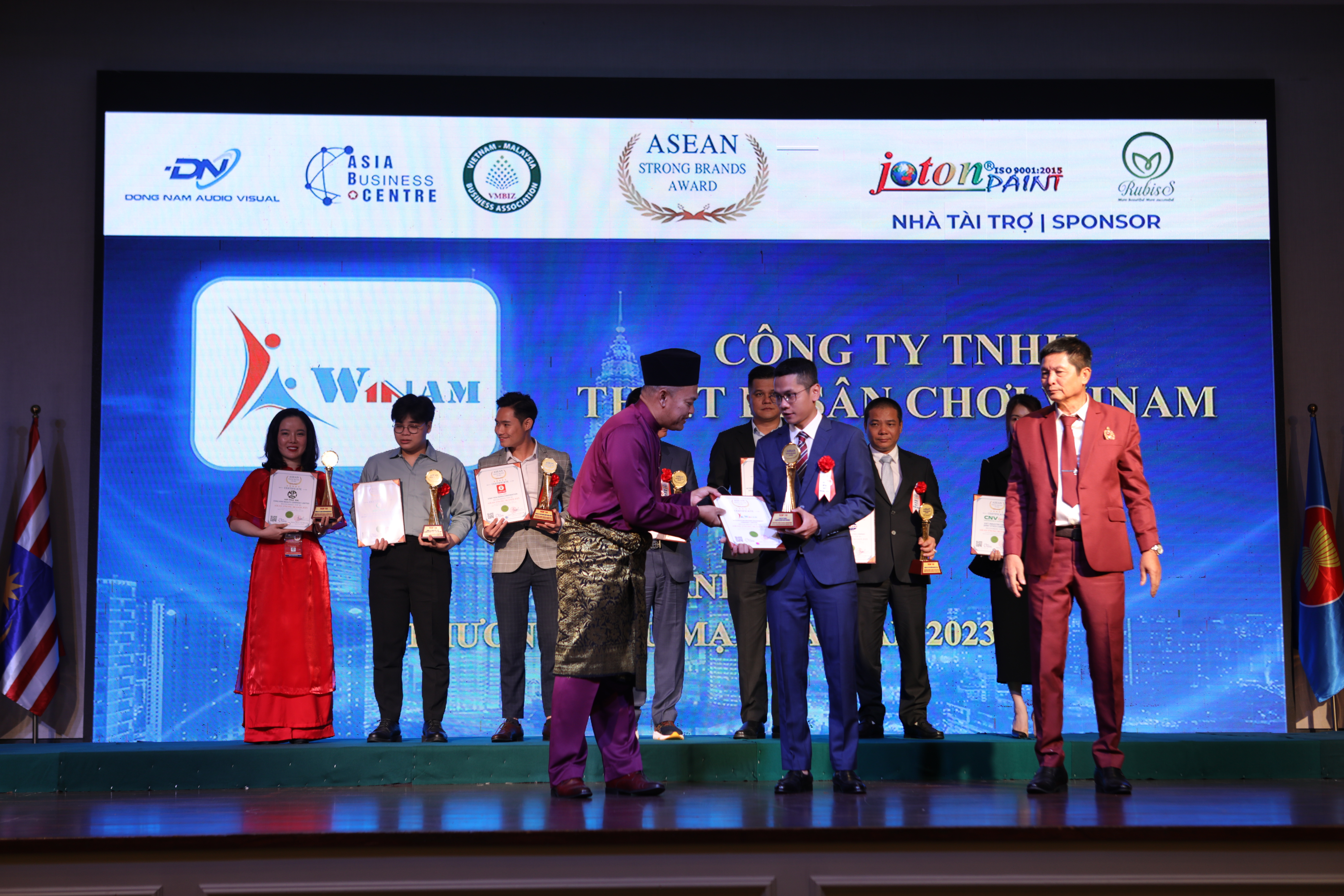 Ông Nguyễn Tây Tài Nguyên – Giám đốc Công ty TNHH Thiết Bị Sân Chơi WINAM vinh hạnh nhận giải thưởng Top 10 Thương hiệu Mạnh ASEAN 2023