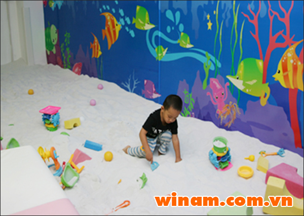 Cát trắng được dùng làm sàn cho khu vui chơi trong nhà cho trẻ em