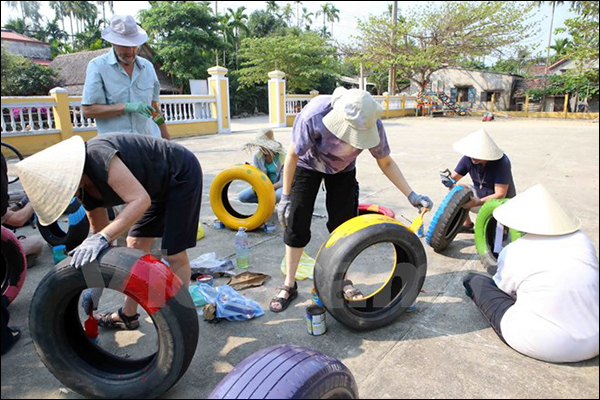 Du khách nước ngoài tình nguyện làm Sân chơi cho trẻ em xã Cẩm Thanh, TP. Hội An