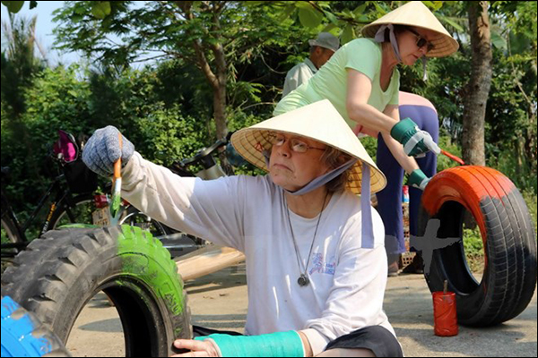 Du khách nước ngoài tình nguyện làm Sân chơi cho trẻ em xã Cẩm Thanh, TP. Hội An