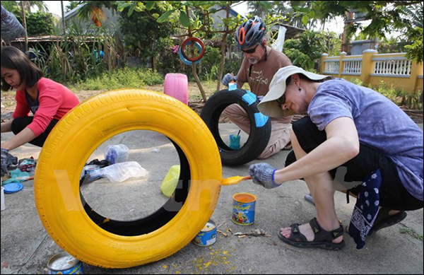 Du khách nước ngoài tình nguyện làm Sân chơi cho trẻ em xã Cẩm Thanh, TP. Hội An