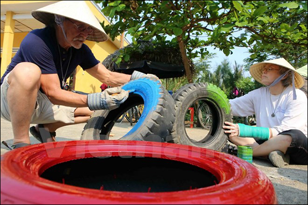 Du khách nước ngoài tình nguyện làm Sân chơi cho trẻ em xã Cẩm Thanh, TP. Hội An