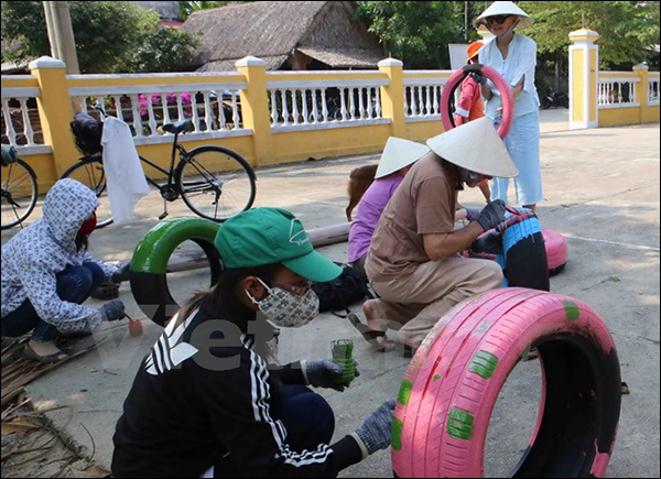 Du khách nước ngoài tình nguyện làm Sân chơi cho trẻ em xã Cẩm Thanh, TP. Hội An