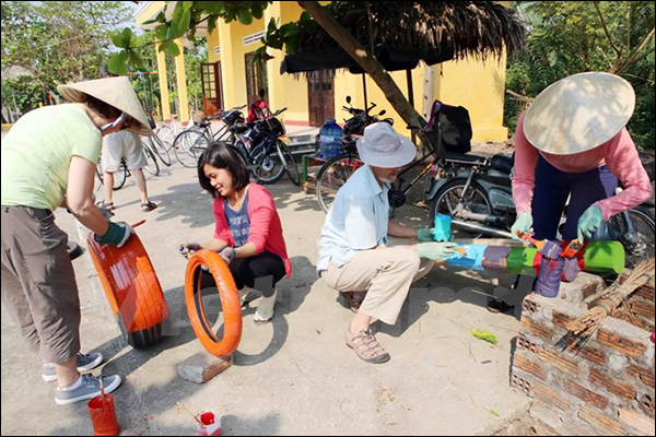 Du khách nước ngoài tình nguyện làm Sân chơi cho trẻ em xã Cẩm Thanh, TP. Hội An