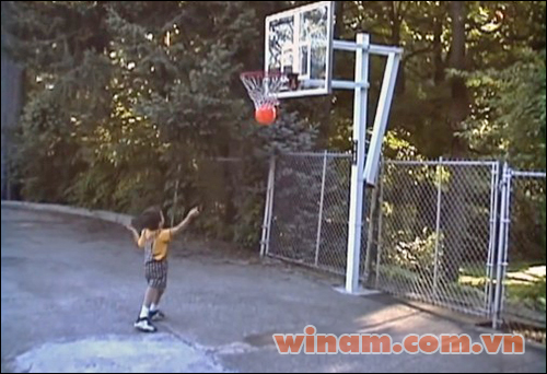 Nico chơi bóng rổ với 1 chân giả được gắn thêm vào người cậu
